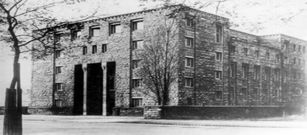 O termo "Escola de Frankfurt" surgiu informalmente para descrever os pensadores associados com o Instituto para Pesquisa Social. Foi fundada por Felix Weil em 3 de fevereiro de 1923. Consistia em um anexo da Universidade de Frankfurt e seu primeiro presidente foi Carl Gruenberg