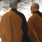 Os monges e a mulher no rio