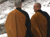 Os monges e a mulher no rio